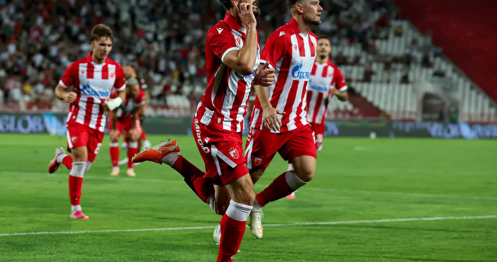 Jugadores de FK Crvena Zvezda celebrando un gol Jugadores de FK Crvena Zvezda celebrando un gol