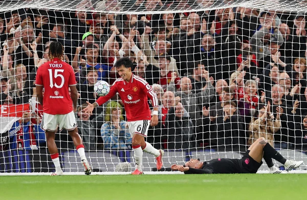 Jugadores de Manchester United celebrando gol en partido Jugadores de Manchester United celebrando gol en partido