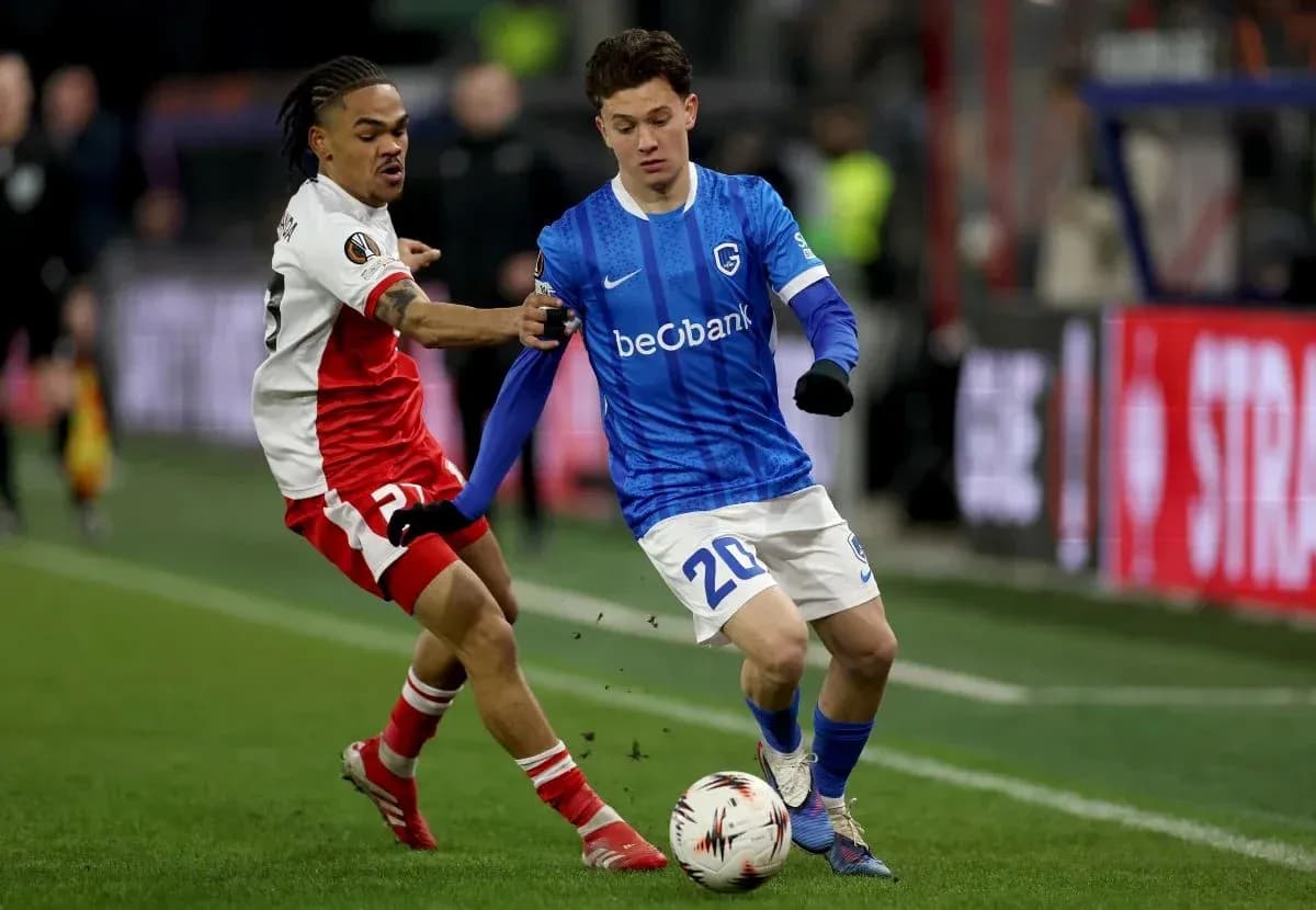 Jugador de Genk driblando mientras es marcado por oponente Jugador de Genk driblando mientras es marcado por oponente