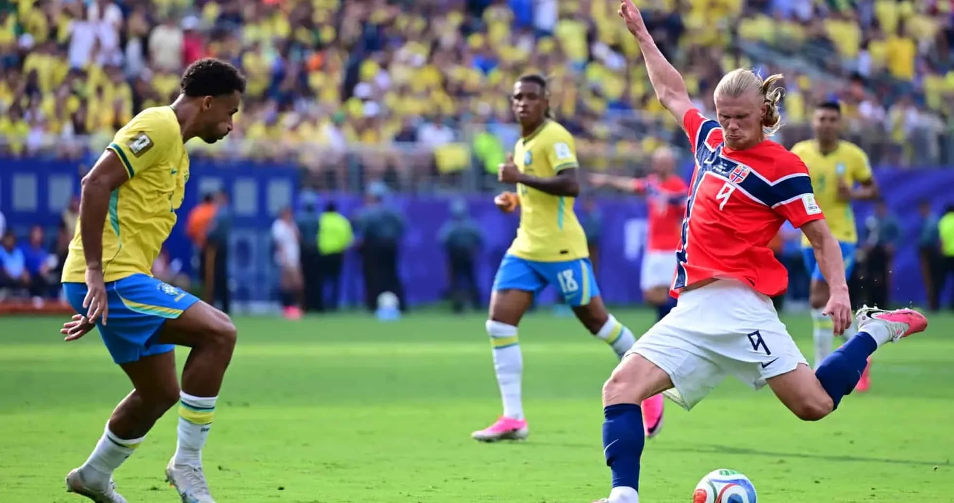 Jugador de Brasil enfrentando a Noruega en el Mundial Jugador de Brasil enfrentando a Noruega en el Mundial