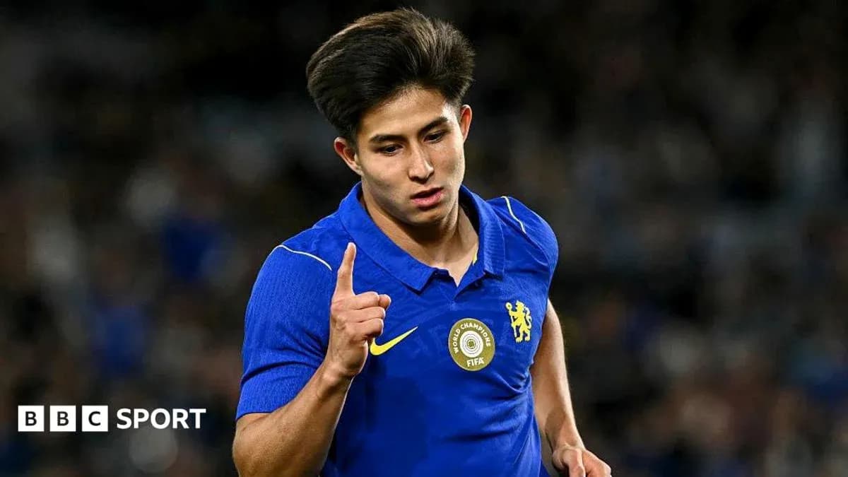 Jugador de Chelsea señalando con un dedo durante el partido Jugador de Chelsea señalando con un dedo durante el partido