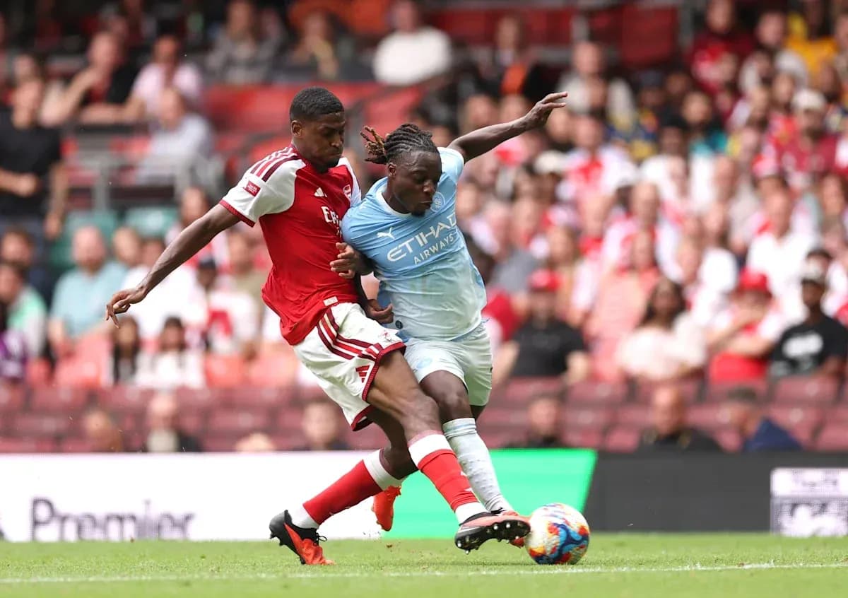 Jugadores de Arsenal y Manchester City luchando por el balón Jugadores de Arsenal y Manchester City luchando por el balón
