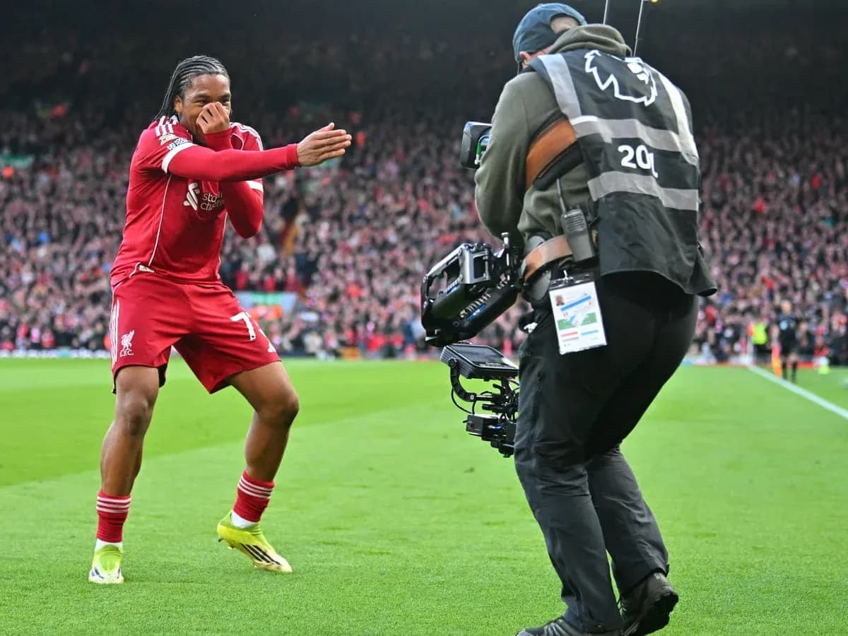 Jugador de Liverpool celebrando con aficionados Jugador de Liverpool celebrando con aficionados