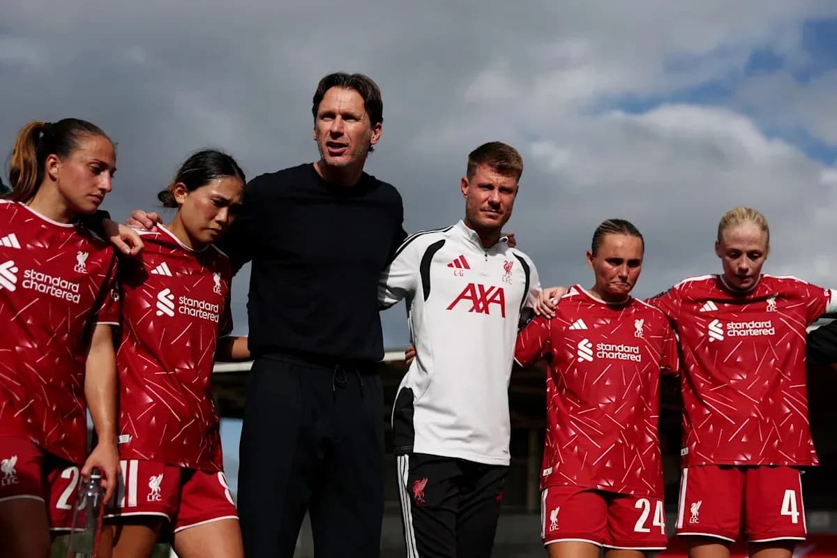 Jugadoras de Liverpool junto al cuerpo técnico en reunión Jugadoras de Liverpool junto al cuerpo técnico en reunión