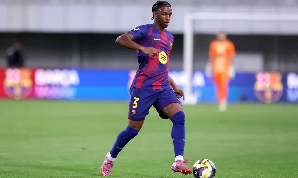 Jugador de Barcelona conduciendo el balón en el campo Jugador de Barcelona conduciendo el balón en el campo