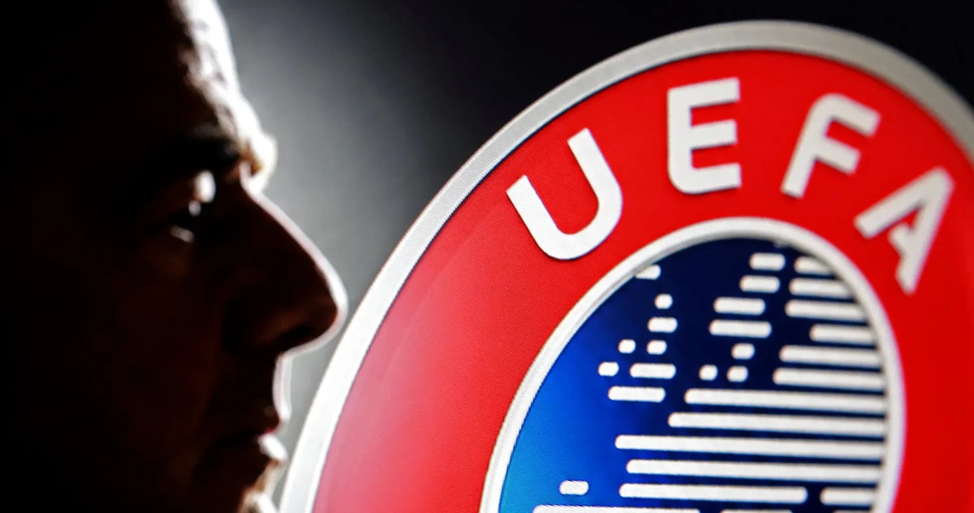 Perfil de hombre junto al logo de UEFA Perfil de hombre junto al logo de UEFA