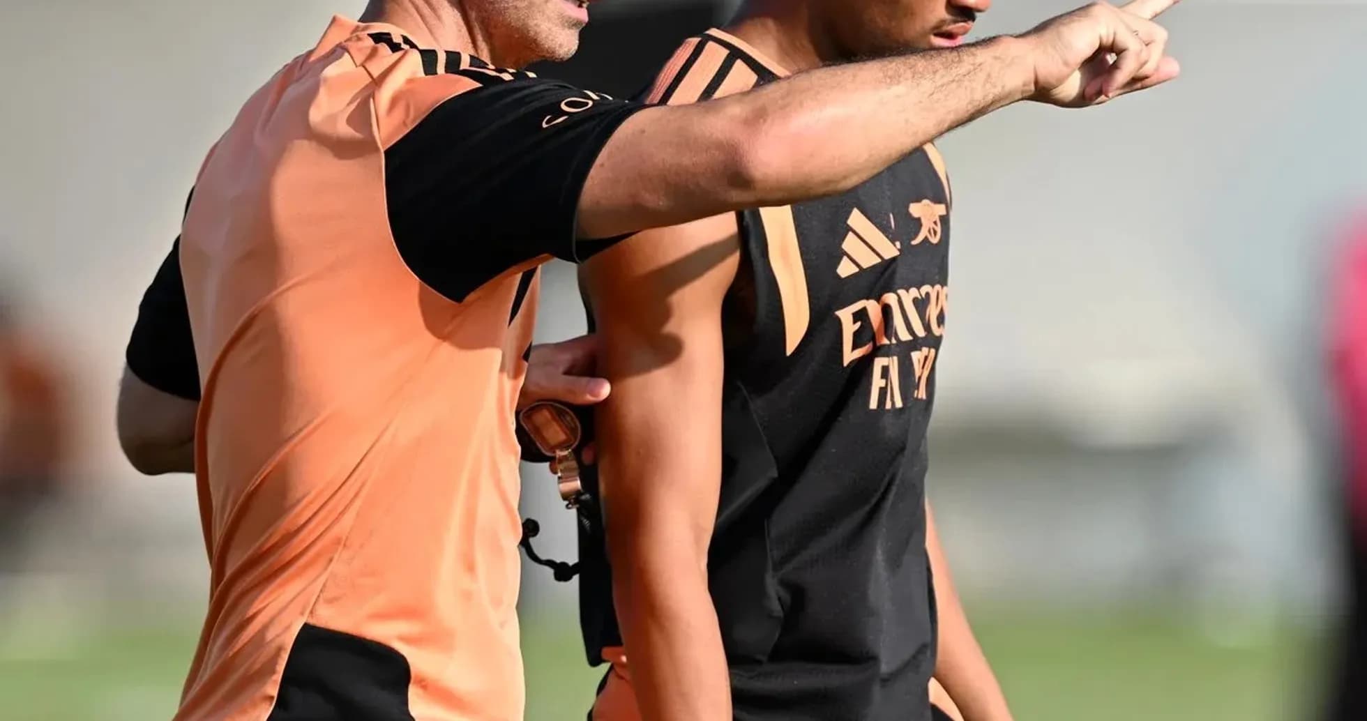 Entrenador hablando con jugador durante sesión de entrenamiento Entrenador hablando con jugador durante sesión de entrenamiento
