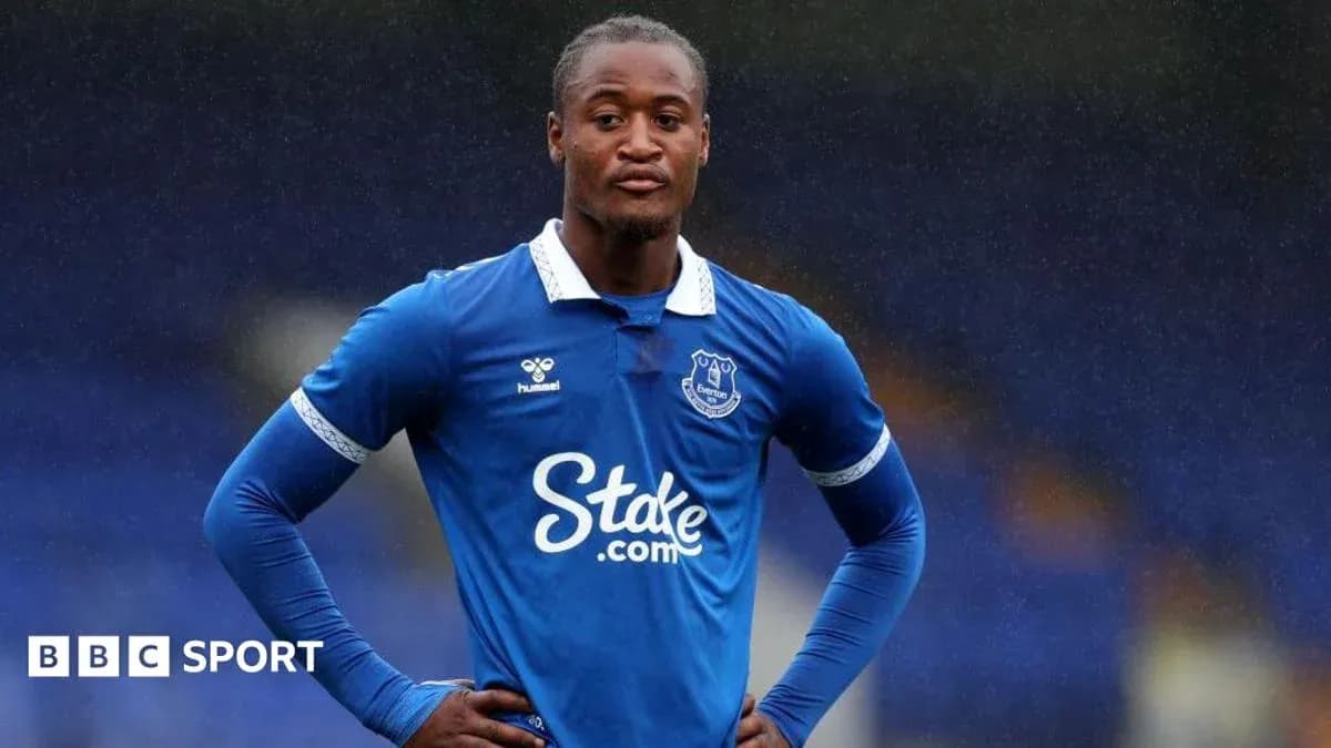Jugador de Everton posando en uniforme azul Jugador de Everton posando en uniforme azul