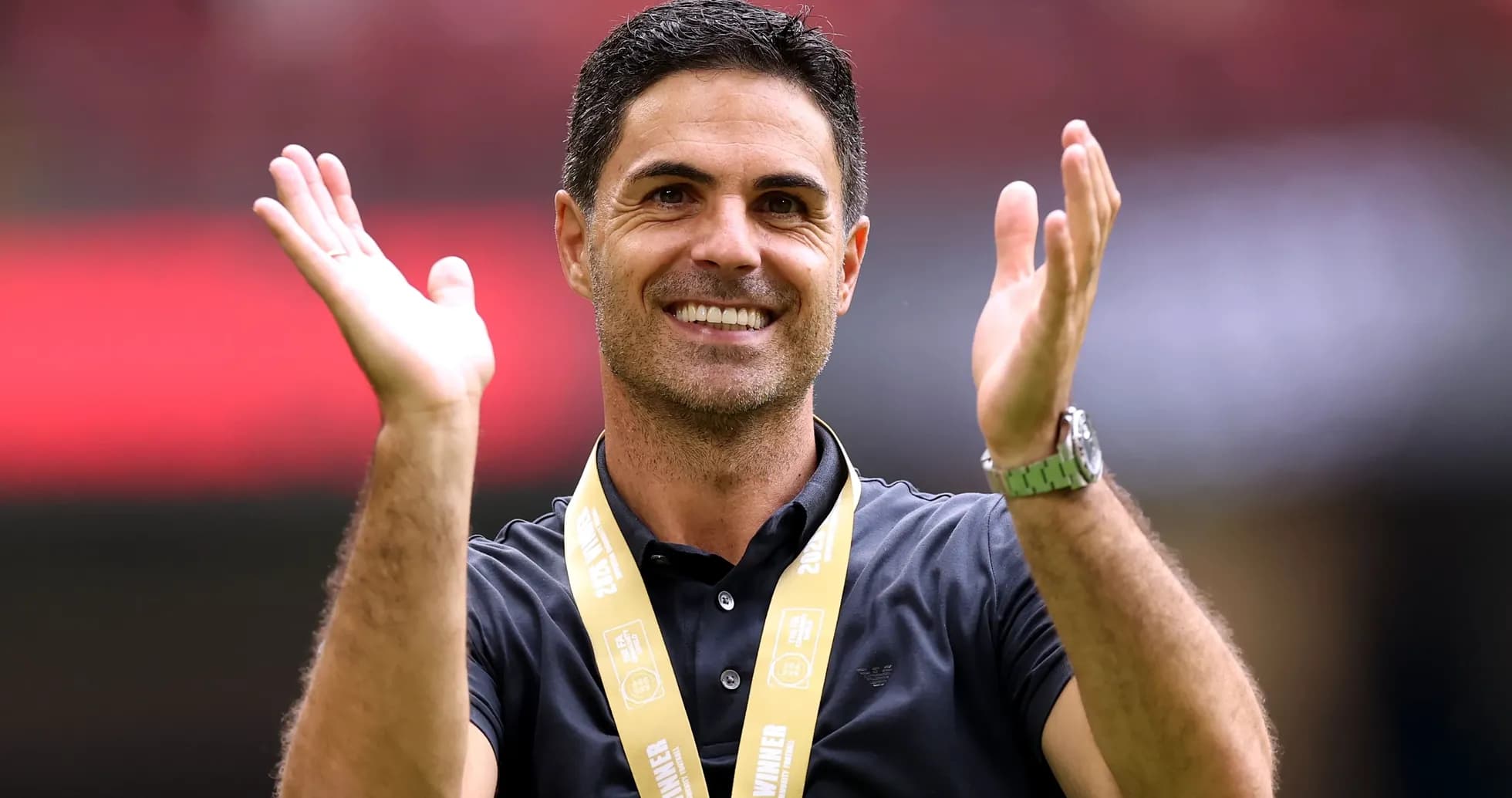 Entrenador aplaudiendo con medalla de campeón Entrenador aplaudiendo con medalla de campeón