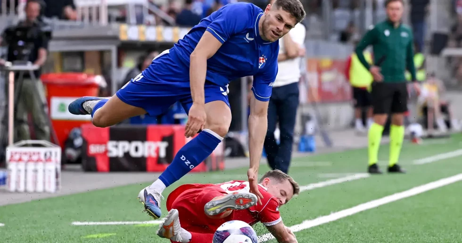 Jugador de Dinamo Zagreb en acción durante el partido Jugador de Dinamo Zagreb en acción durante el partido