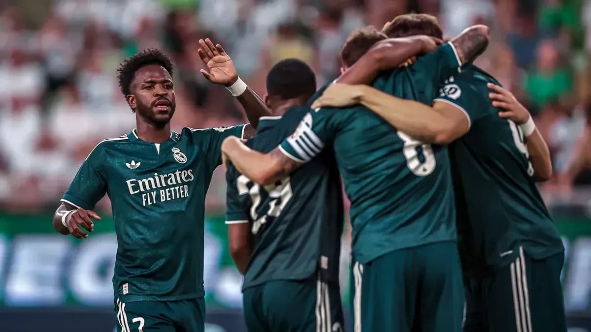 Jugadores del Real Madrid celebrando un gol Jugadores del Real Madrid celebrando un gol
