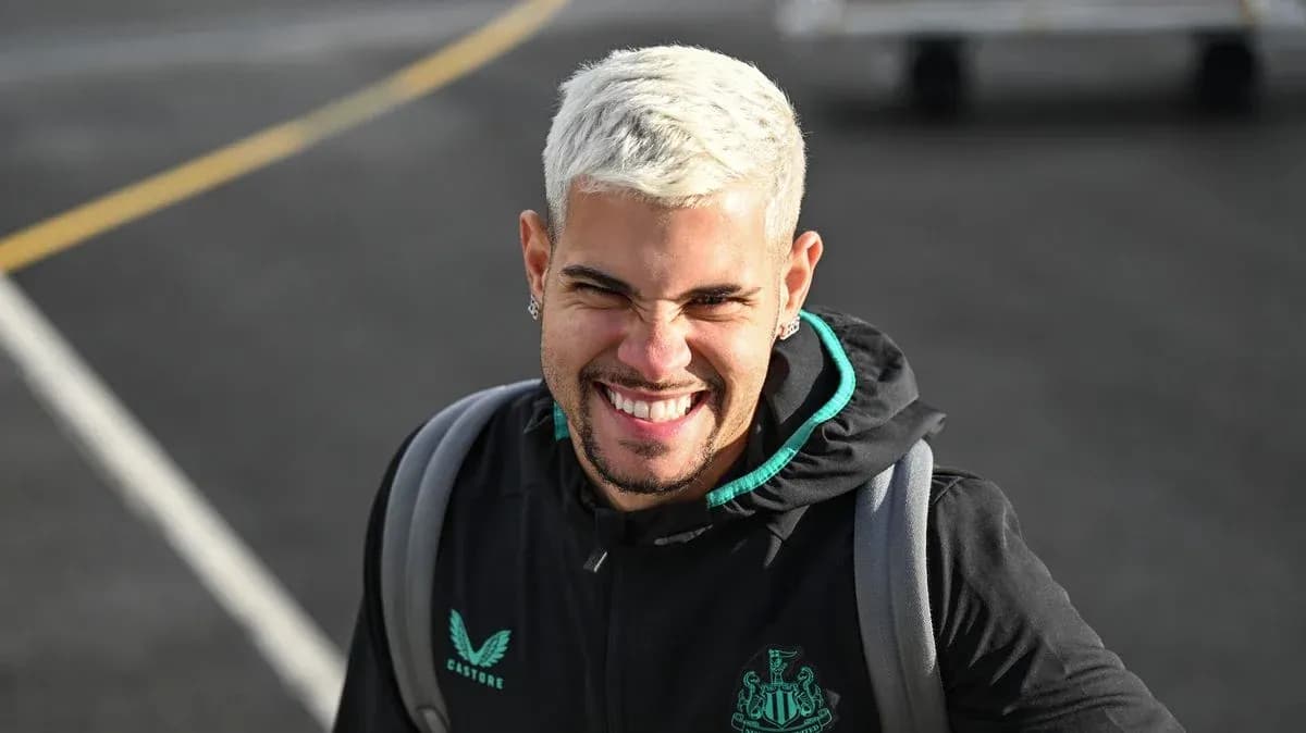 Jugador sonriente con camiseta de Newcastle United Jugador sonriente con camiseta de Newcastle United