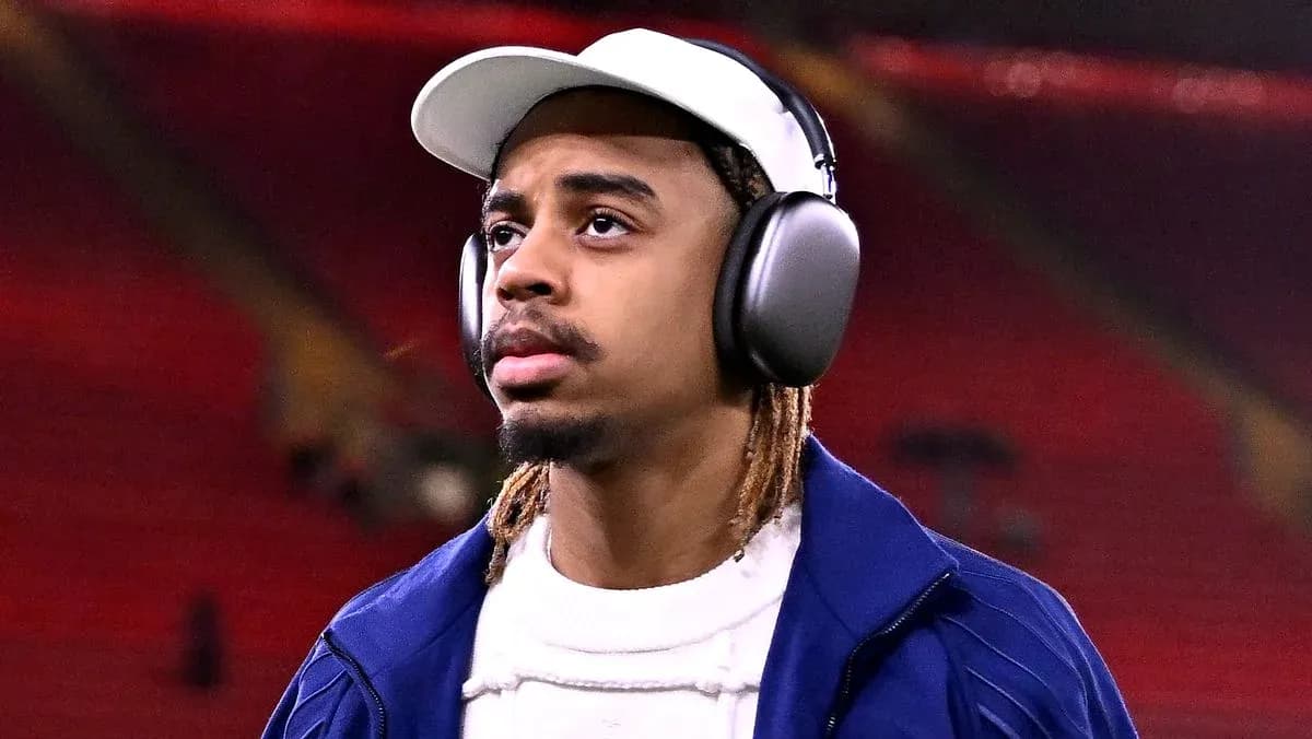 Jugador con auriculares en el estadio antes del partido Jugador con auriculares en el estadio antes del partido
