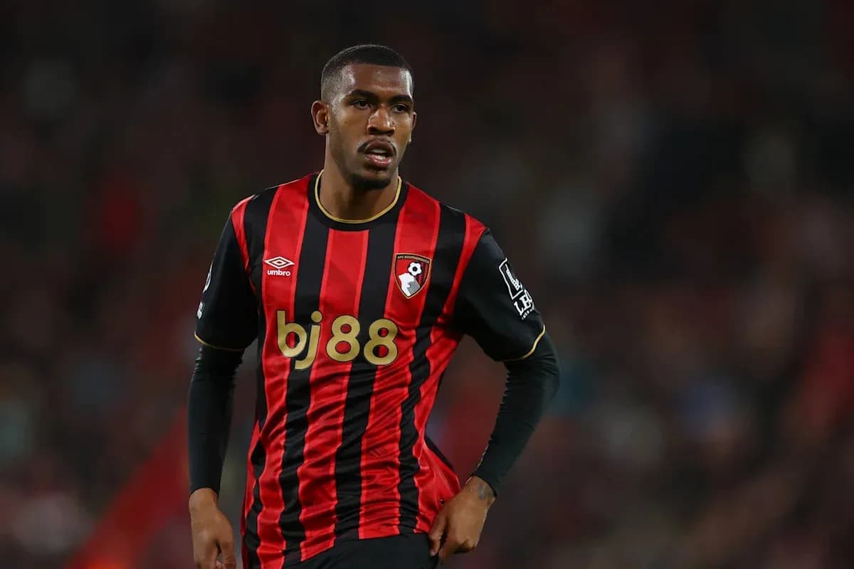 Jugador de Bournemouth con camiseta roja y negra en el campo Jugador de Bournemouth con camiseta roja y negra en el campo