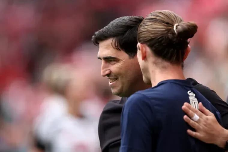 Entrenador y jugador abrazándose antes del partido Entrenador y jugador abrazándose antes del partido