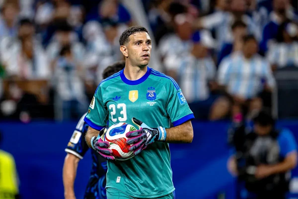 Portero argentino sosteniendo un balón durante el partido Portero argentino sosteniendo un balón durante el partido
