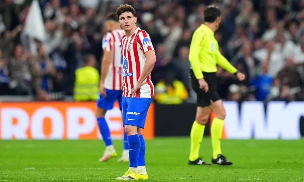 Jugador de Atlético de Madrid en el campo durante partido Jugador de Atlético de Madrid en el campo durante partido