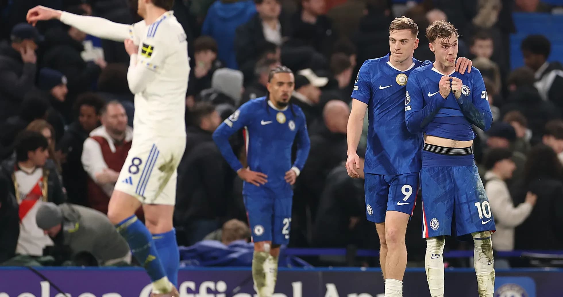 Jugadores de Chelsea tras el partido, uno consolando a otro Jugadores de Chelsea tras el partido, uno consolando a otro
