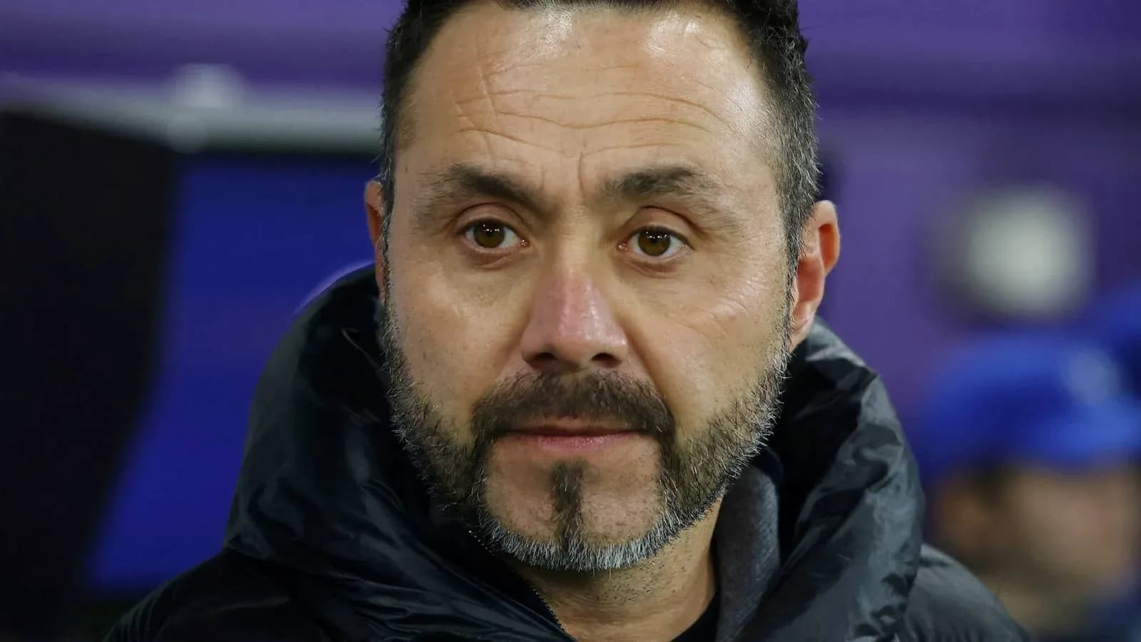Entrenador en el banquillo durante el partido Entrenador en el banquillo durante el partido