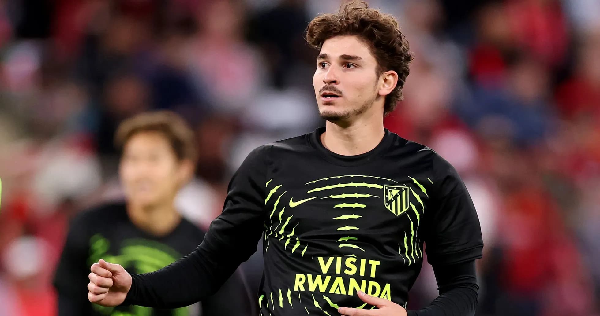 Jugador de Atlético de Madrid en calentamiento previo al partido Jugador de Atlético de Madrid en calentamiento previo al partido