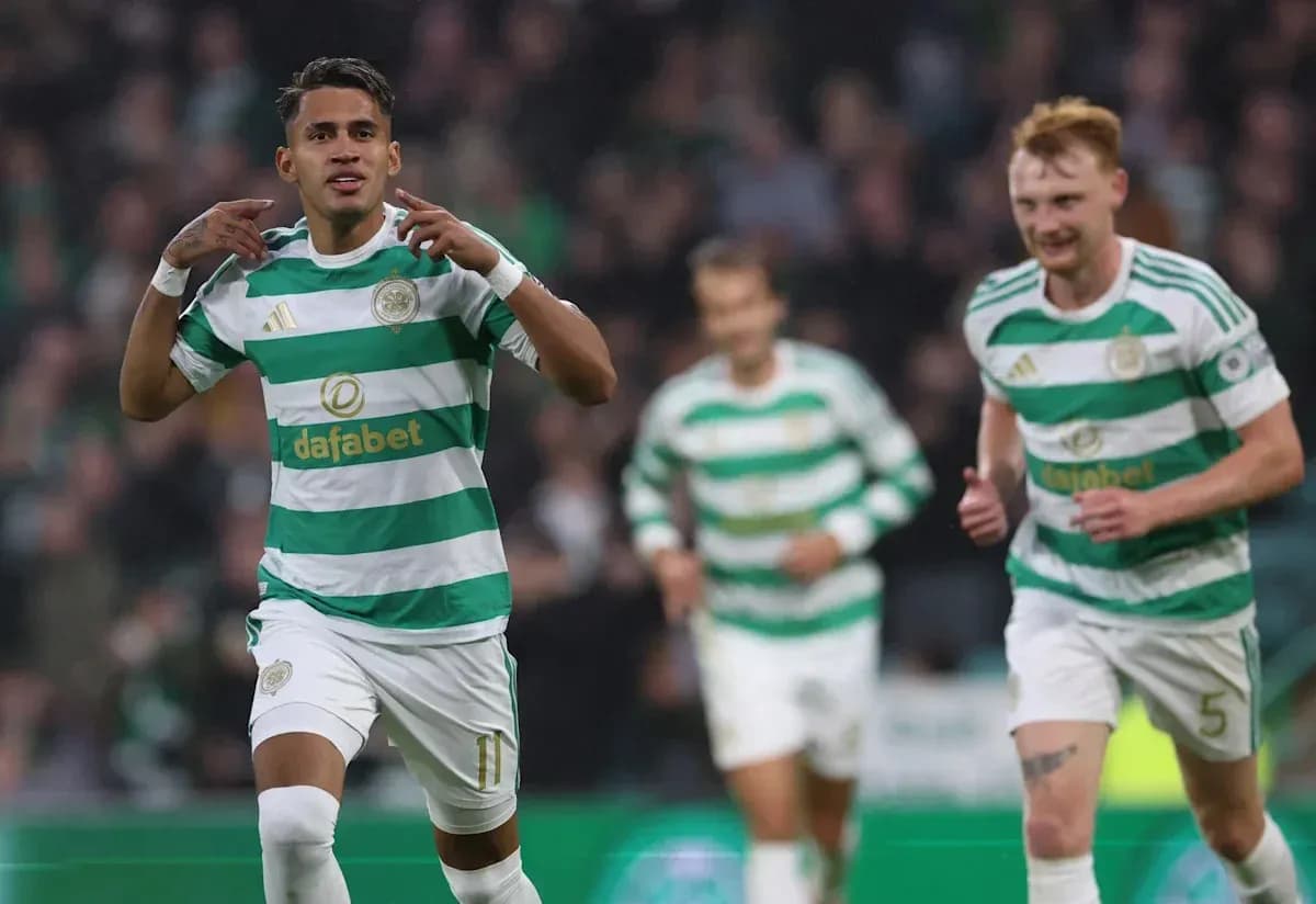 Jugador de Celtic celebrando un gol en el partido Jugador de Celtic celebrando un gol en el partido