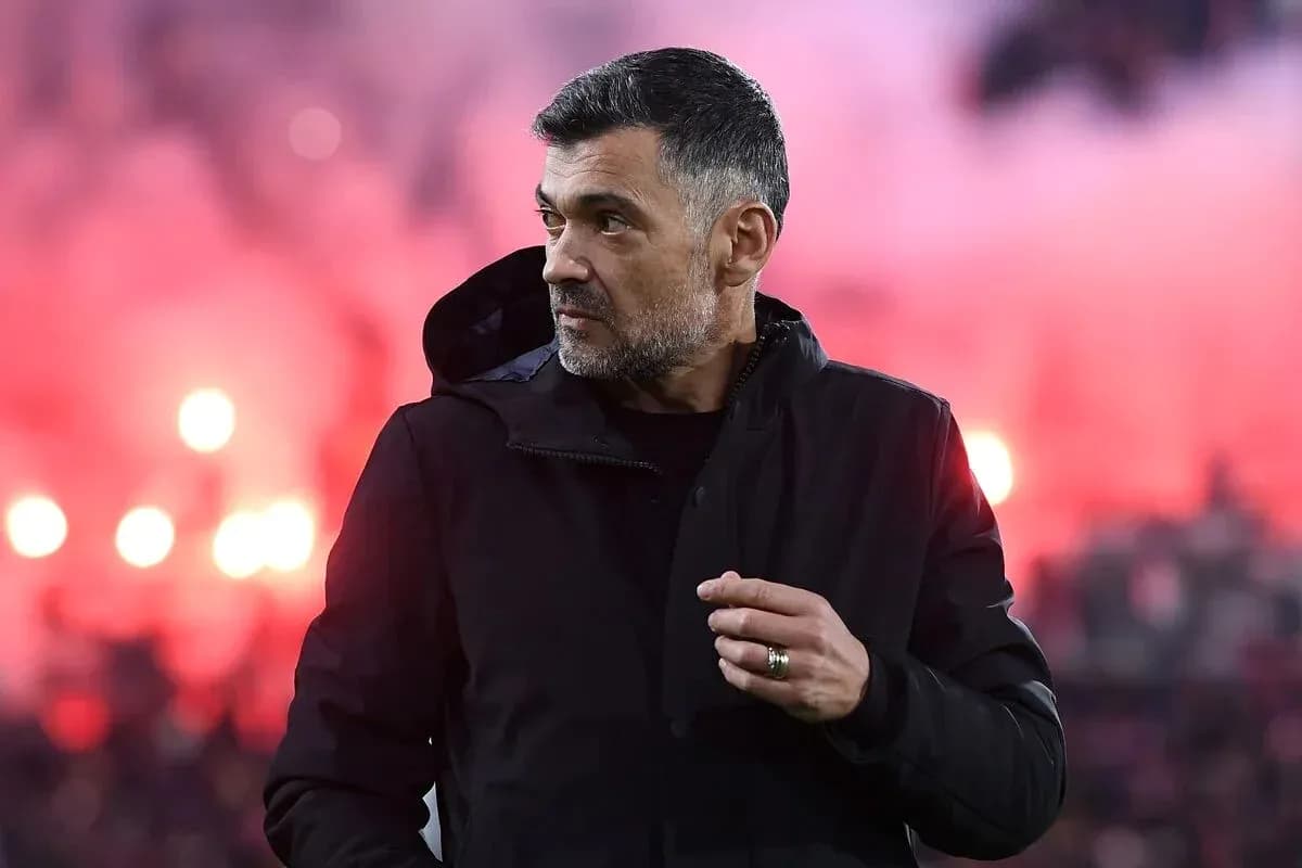 Entrenador en el campo con humo de fondo Entrenador en el campo con humo de fondo