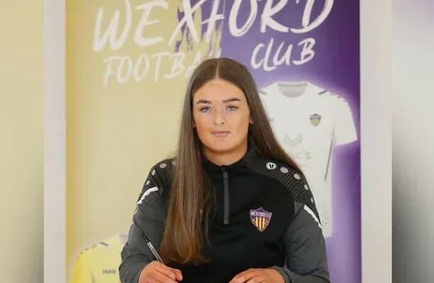 Jugadora firmando contrato con Wexford Football Club Jugadora firmando contrato con Wexford Football Club