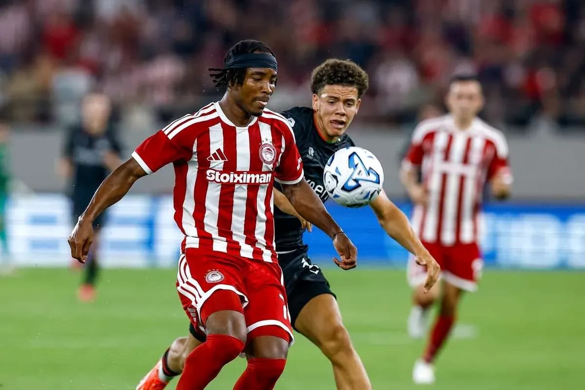 Jugador de Olympiakos compitiendo por el balón Jugador de Olympiakos compitiendo por el balón