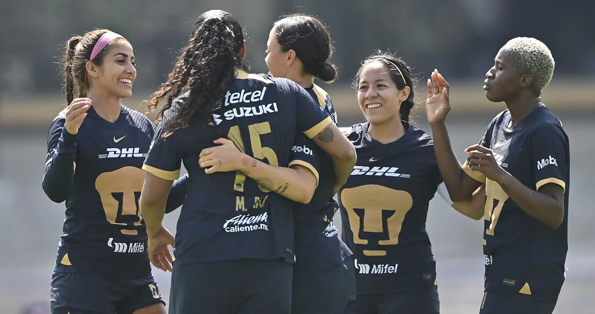 Jugadoras de Pumas celebrando un gol Jugadoras de Pumas celebrando un gol