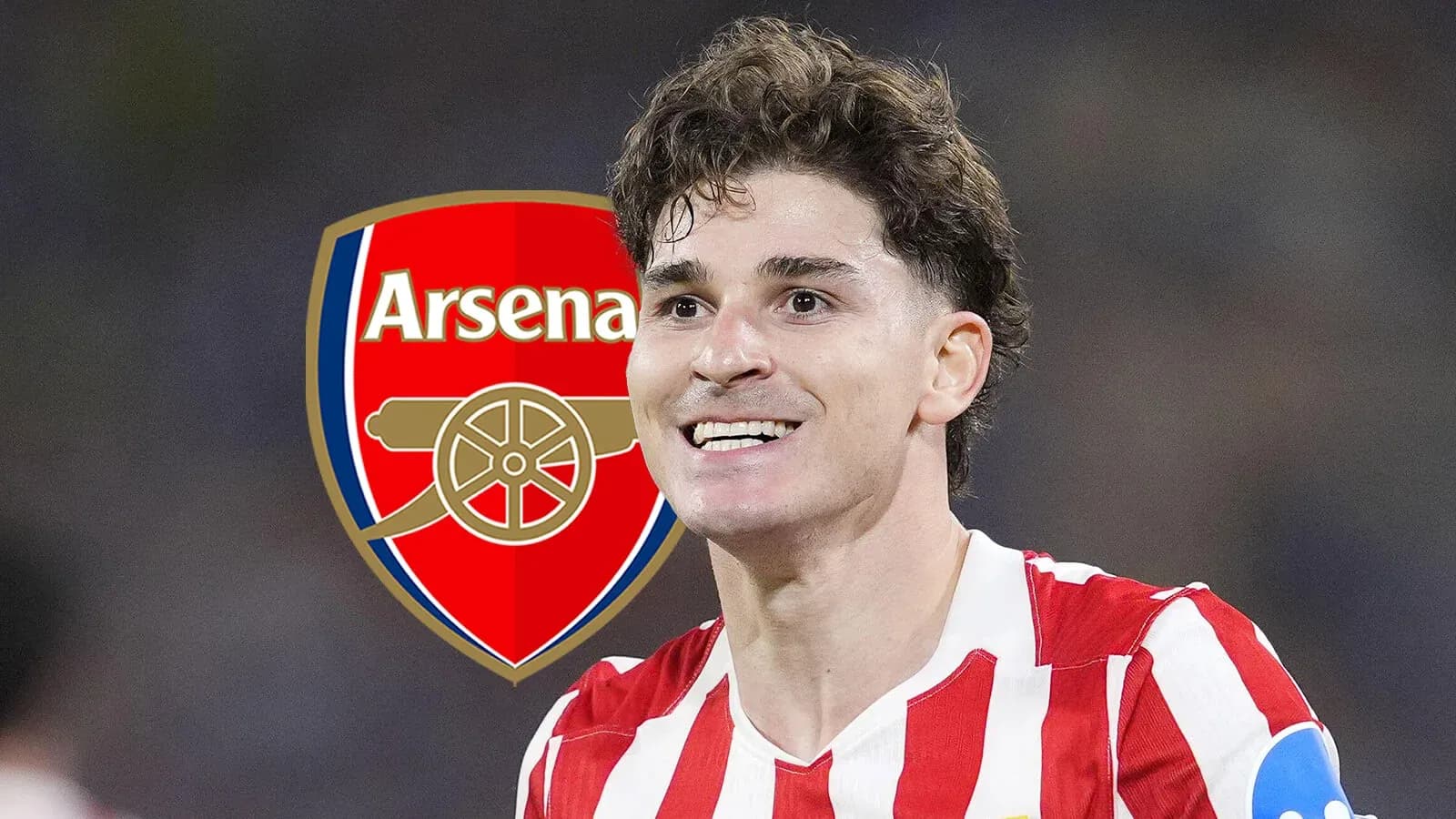 Jugador sonriente con camiseta rayada y escudo de Arsenal Jugador sonriente con camiseta rayada y escudo de Arsenal