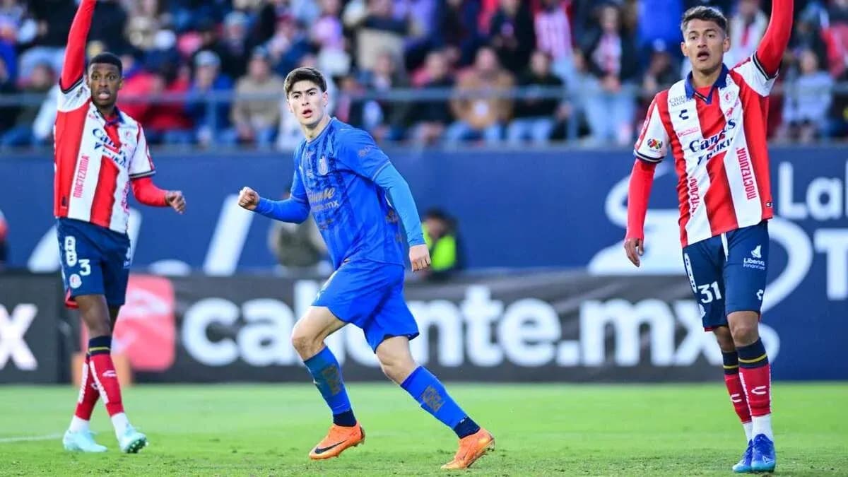 Jugadores de San Luis y Chivas durante el partido Jugadores de San Luis y Chivas durante el partido