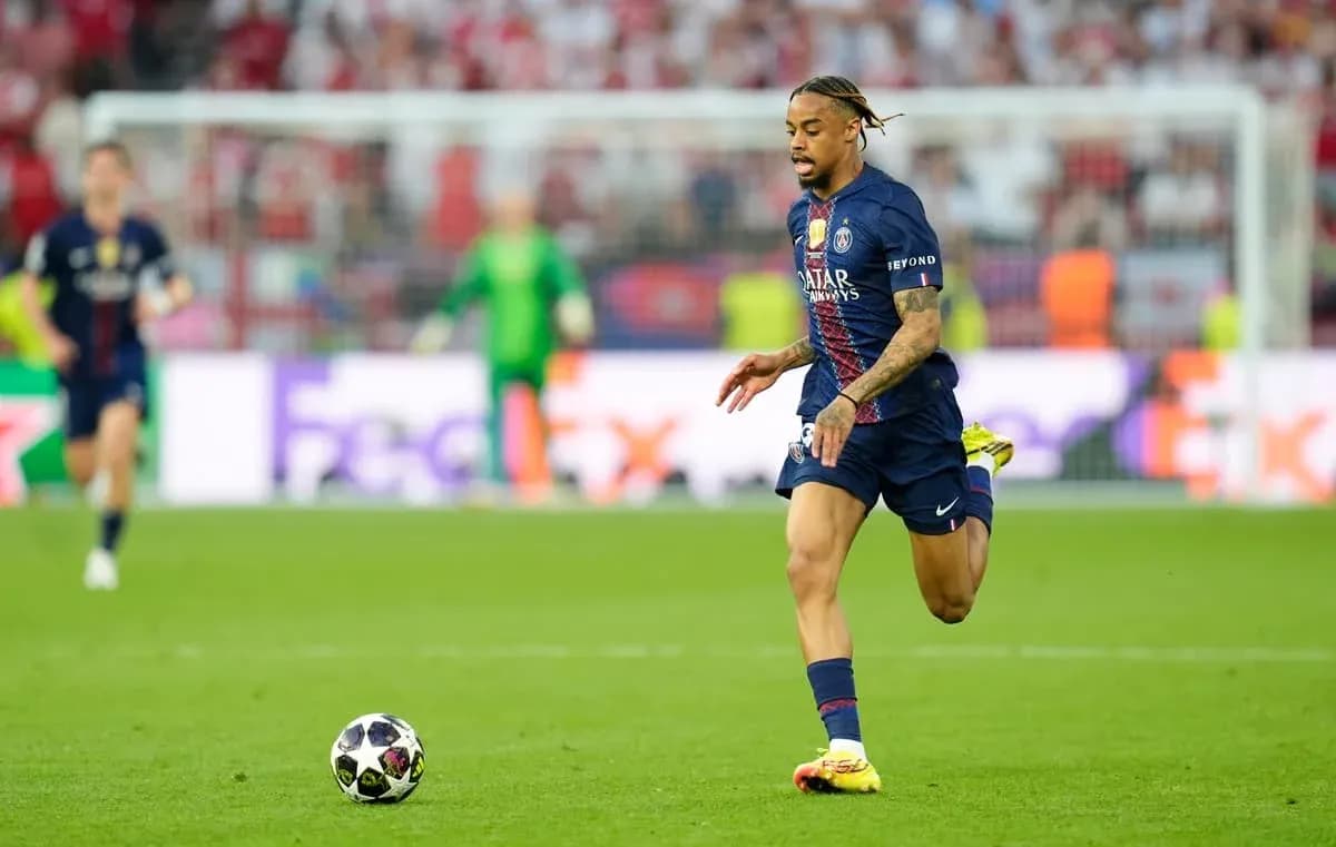 Jugador de PSG corriendo con el balón en el campo Jugador de PSG corriendo con el balón en el campo