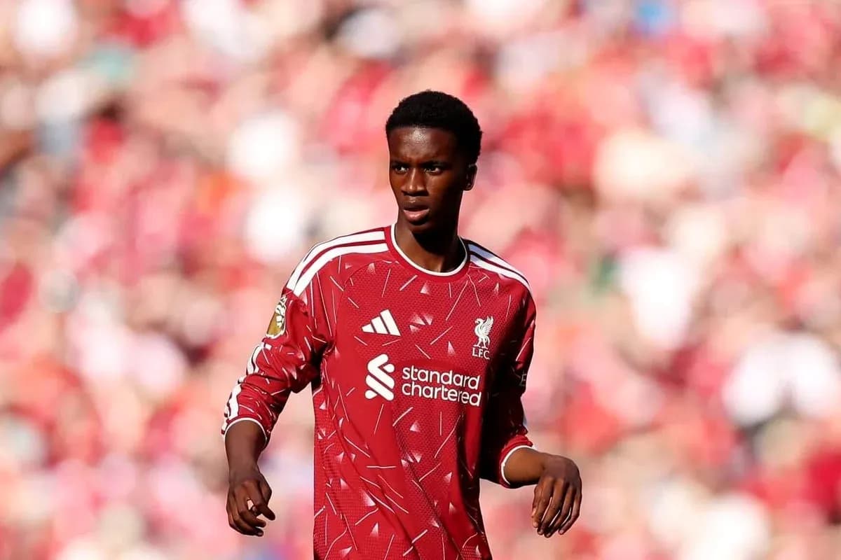 Jugador de Liverpool en campo durante partido Jugador de Liverpool en campo durante partido