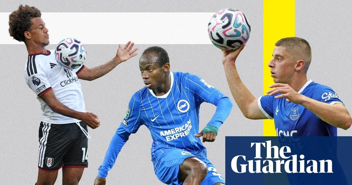 Tres jugadores de fútbol en acción durante un partido Tres jugadores de fútbol en acción durante un partido