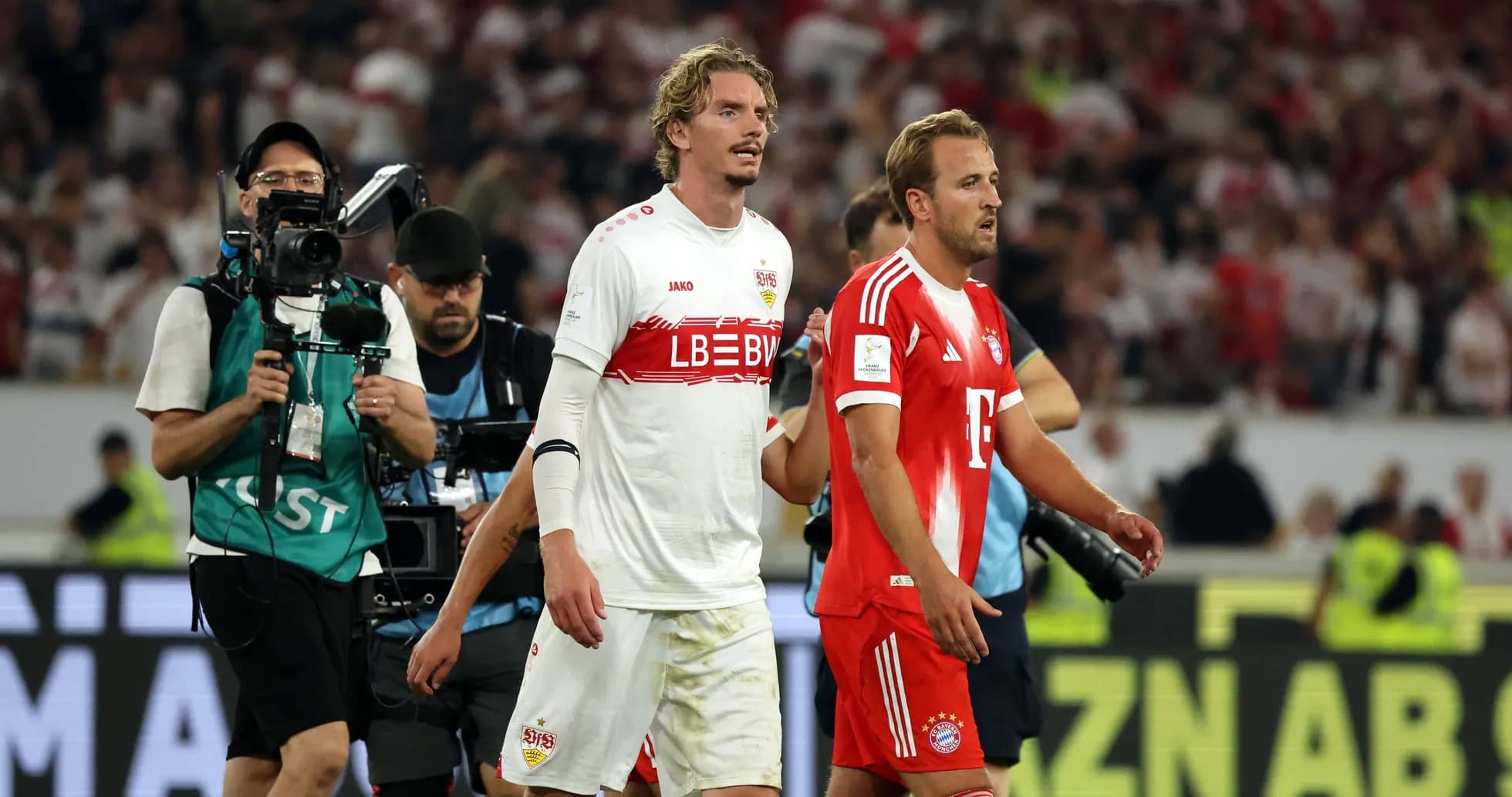 Jugadores de Stuttgart y Bayern caminando tras el partido Jugadores de Stuttgart y Bayern caminando tras el partido