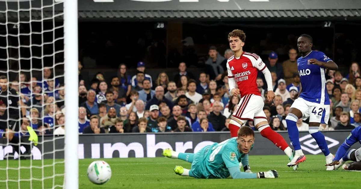 Jugador de Arsenal celebra tras anotar un gol Jugador de Arsenal celebra tras anotar un gol