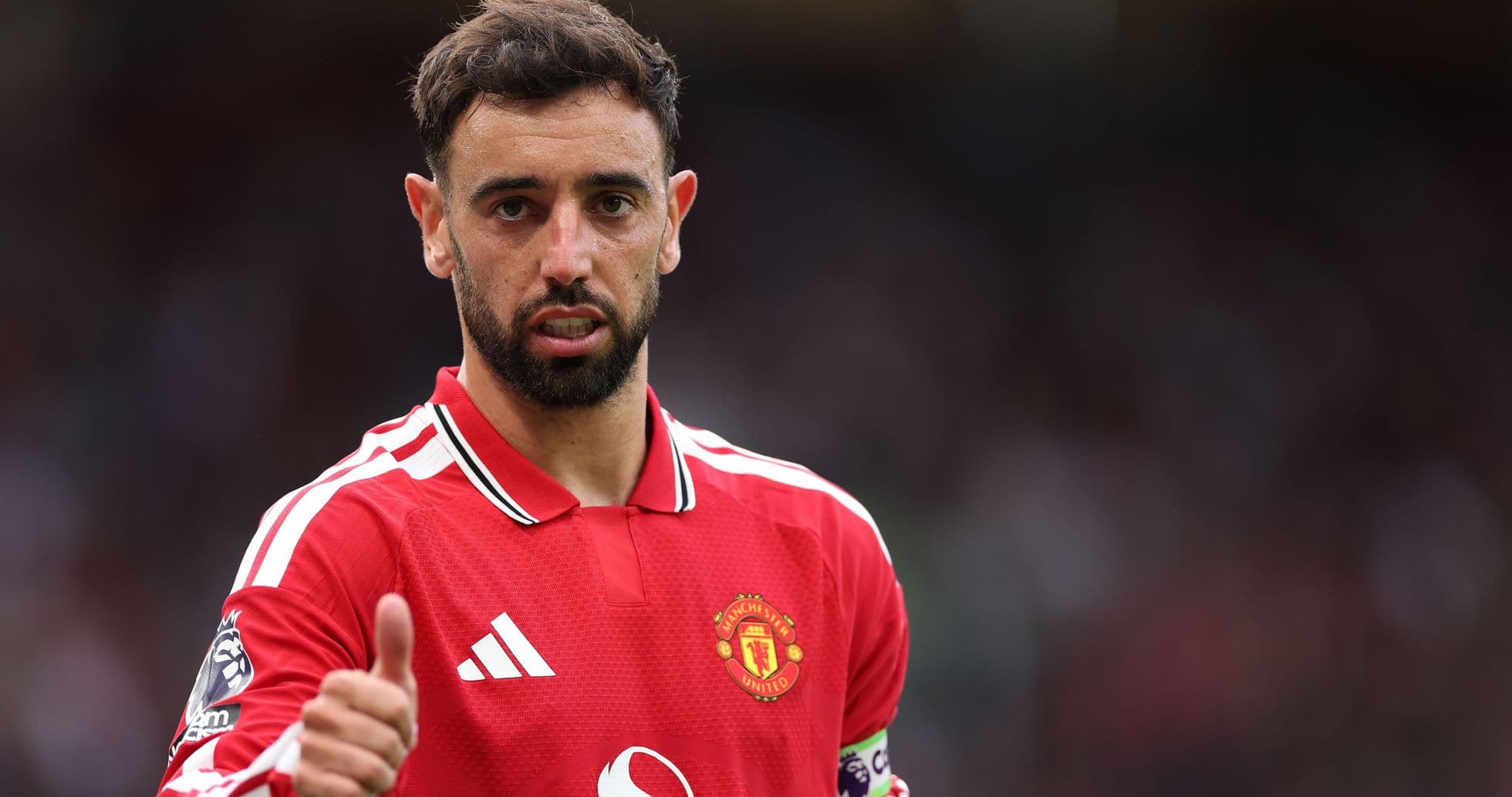 Bruno Fernandes con camiseta de Manchester United haciendo gesto de aprobación Bruno Fernandes con camiseta de Manchester United haciendo gesto de aprobación