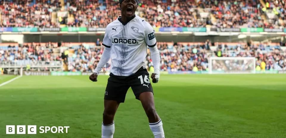 Jugador de Derby County celebrando un gol en el campo Jugador de Derby County celebrando un gol en el campo