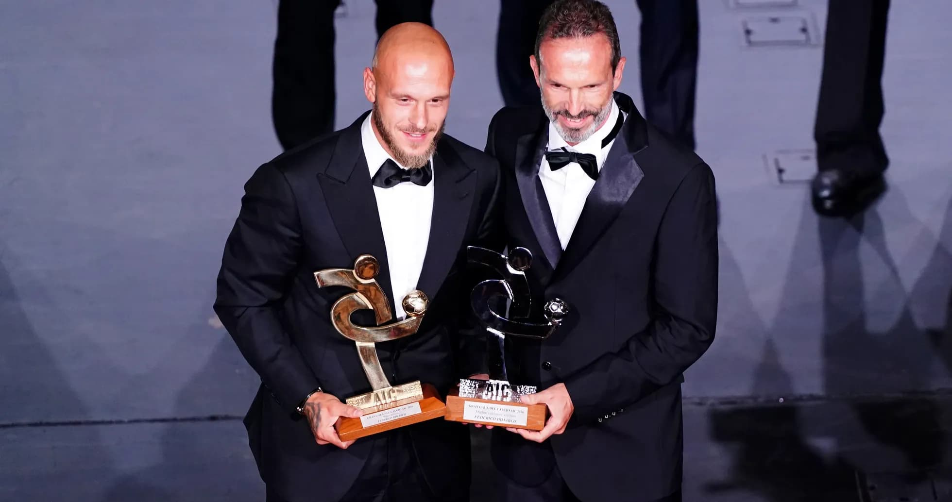 Dos hombres con premios en ceremonia de gala Dos hombres con premios en ceremonia de gala