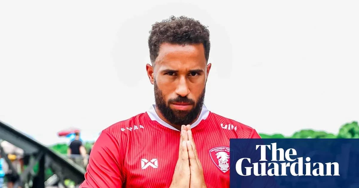 Jugador en camiseta roja con manos en posición de oración Jugador en camiseta roja con manos en posición de oración