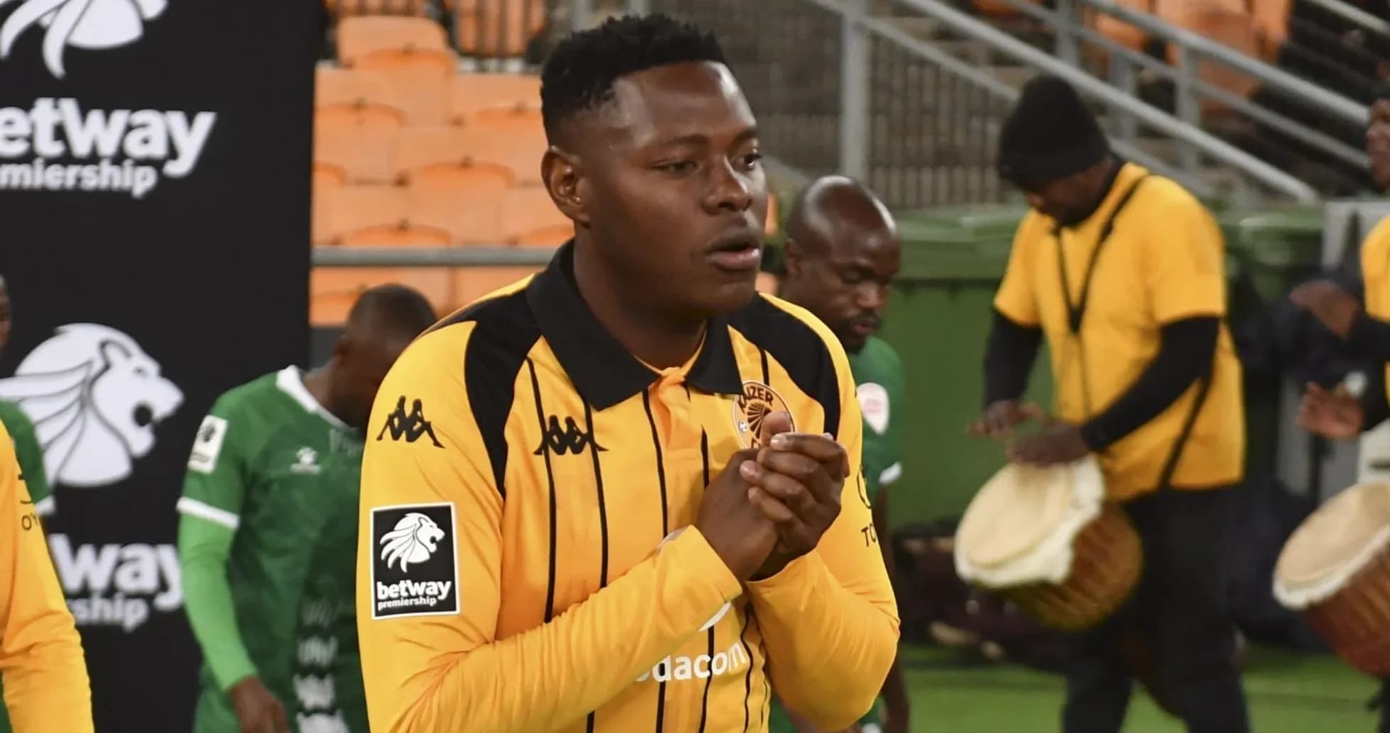 Jugador de Kaizer Chiefs entrando al campo con música Jugador de Kaizer Chiefs entrando al campo con música