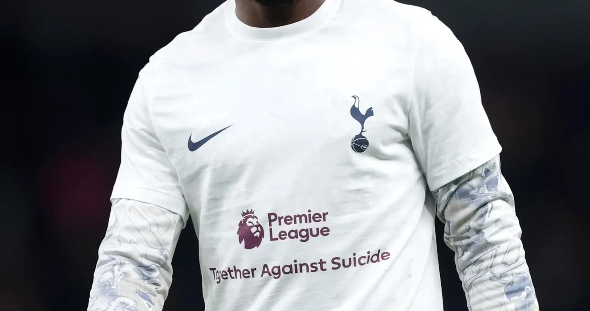 Jugador de Tottenham con camiseta de calentamiento Jugador de Tottenham con camiseta de calentamiento