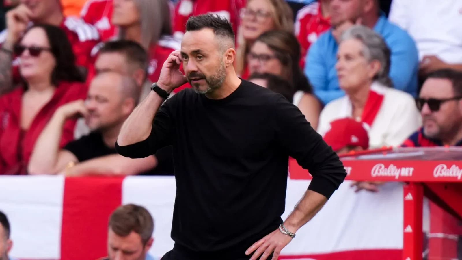 Entrenador en la línea de banda durante un partido Entrenador en la línea de banda durante un partido