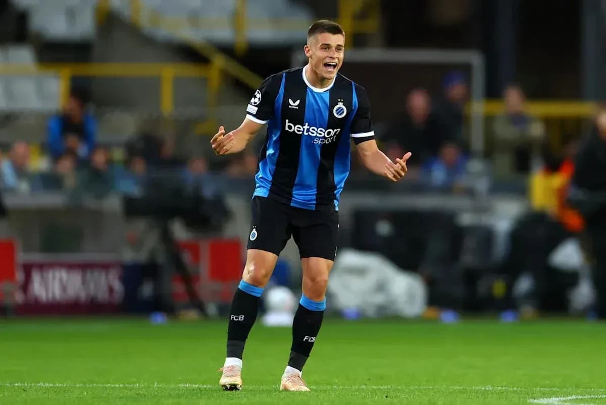 Jugador de Club Brugge reclamando durante el partido Jugador de Club Brugge reclamando durante el partido