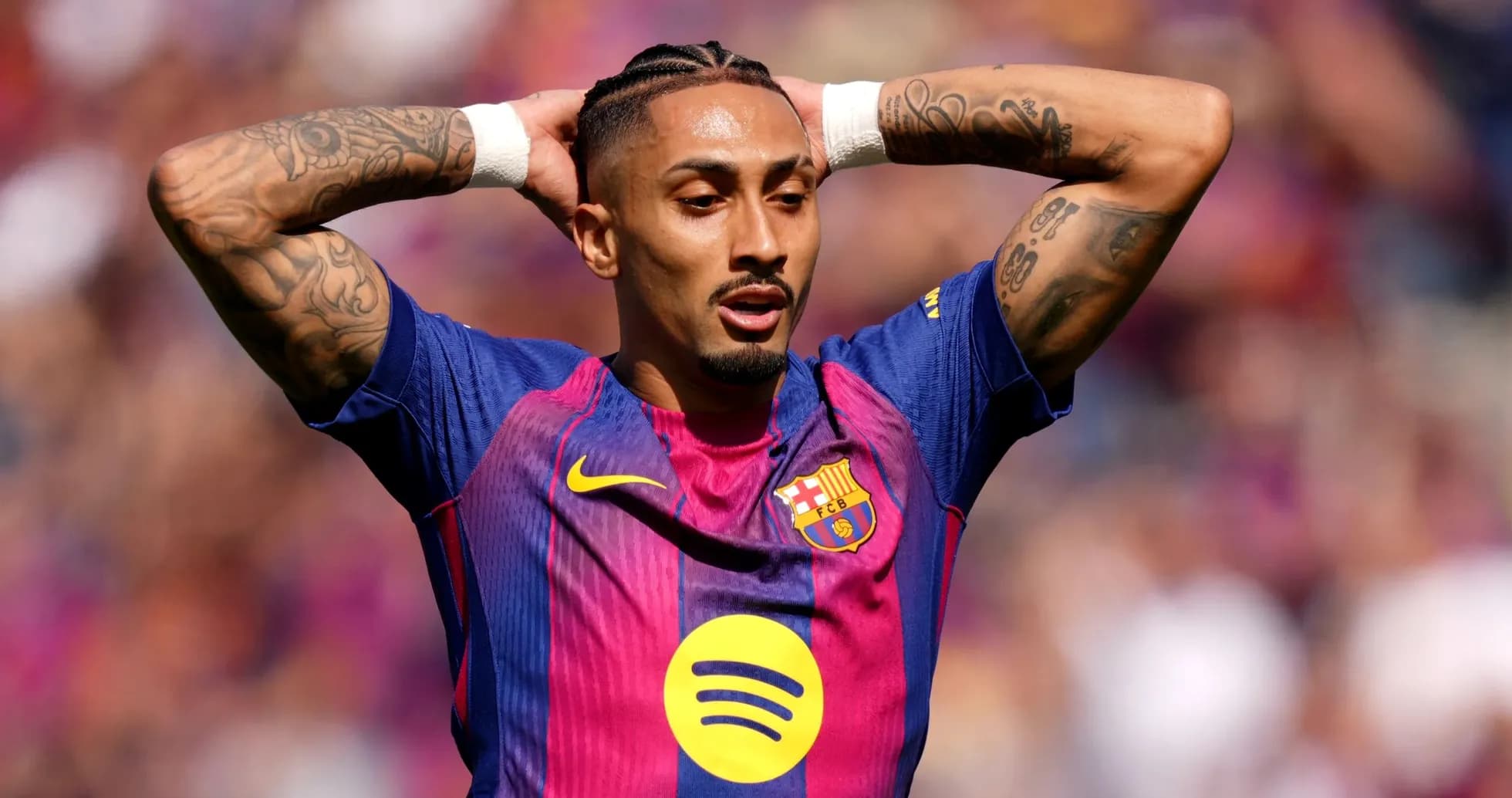Jugador de Barcelona con brazos en la cabeza Jugador de Barcelona con brazos en la cabeza