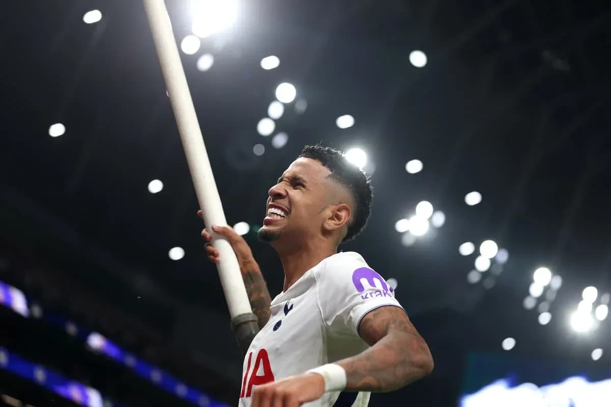 Jugador de Tottenham celebrando con un palo en mano Jugador de Tottenham celebrando con un palo en mano