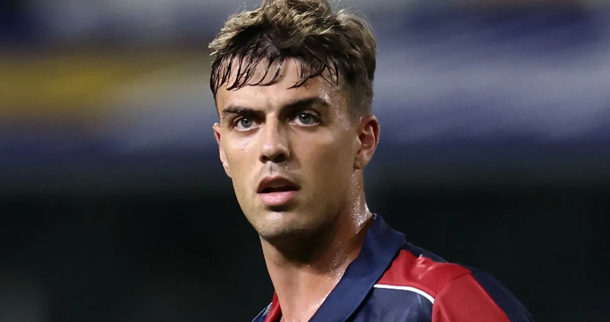 Jugador con camiseta de Bologna en el campo Jugador con camiseta de Bologna en el campo