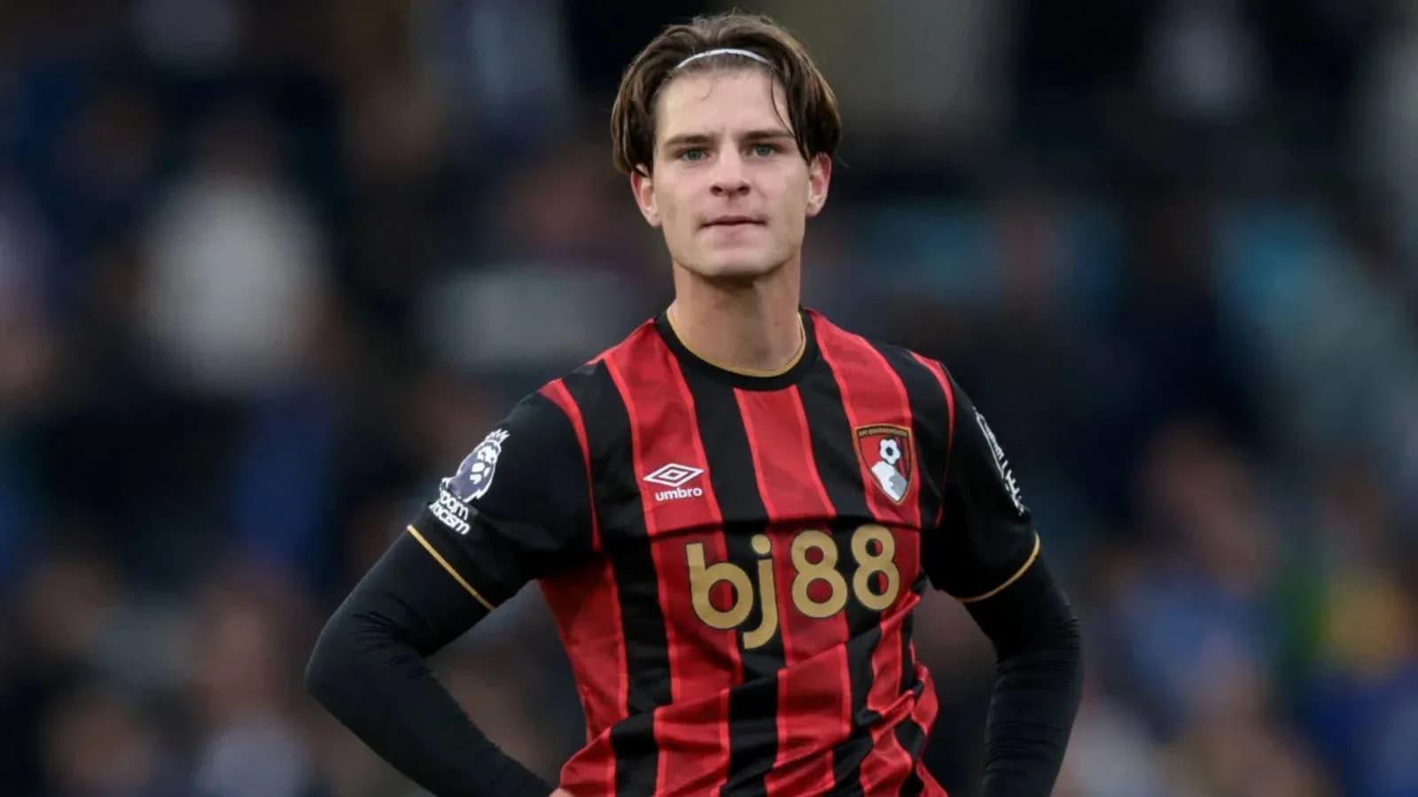 Jugador de Bournemouth en acción durante el partido Jugador de Bournemouth en acción durante el partido