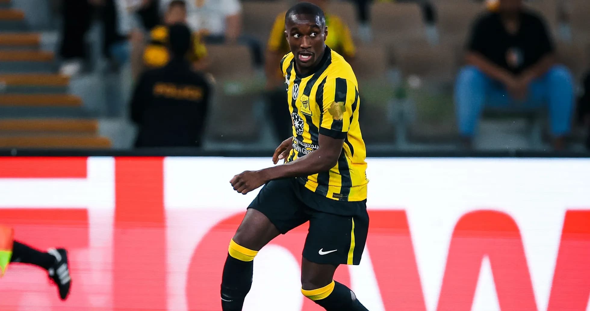 Jugador de Al-Ittihad con balón en el campo Jugador de Al-Ittihad con balón en el campo