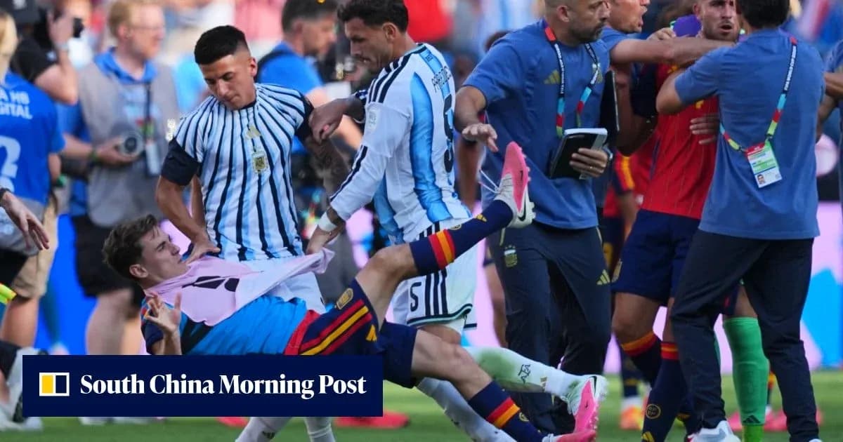 Jugadores de Argentina y España discutiendo en el campo Jugadores de Argentina y España discutiendo en el campo